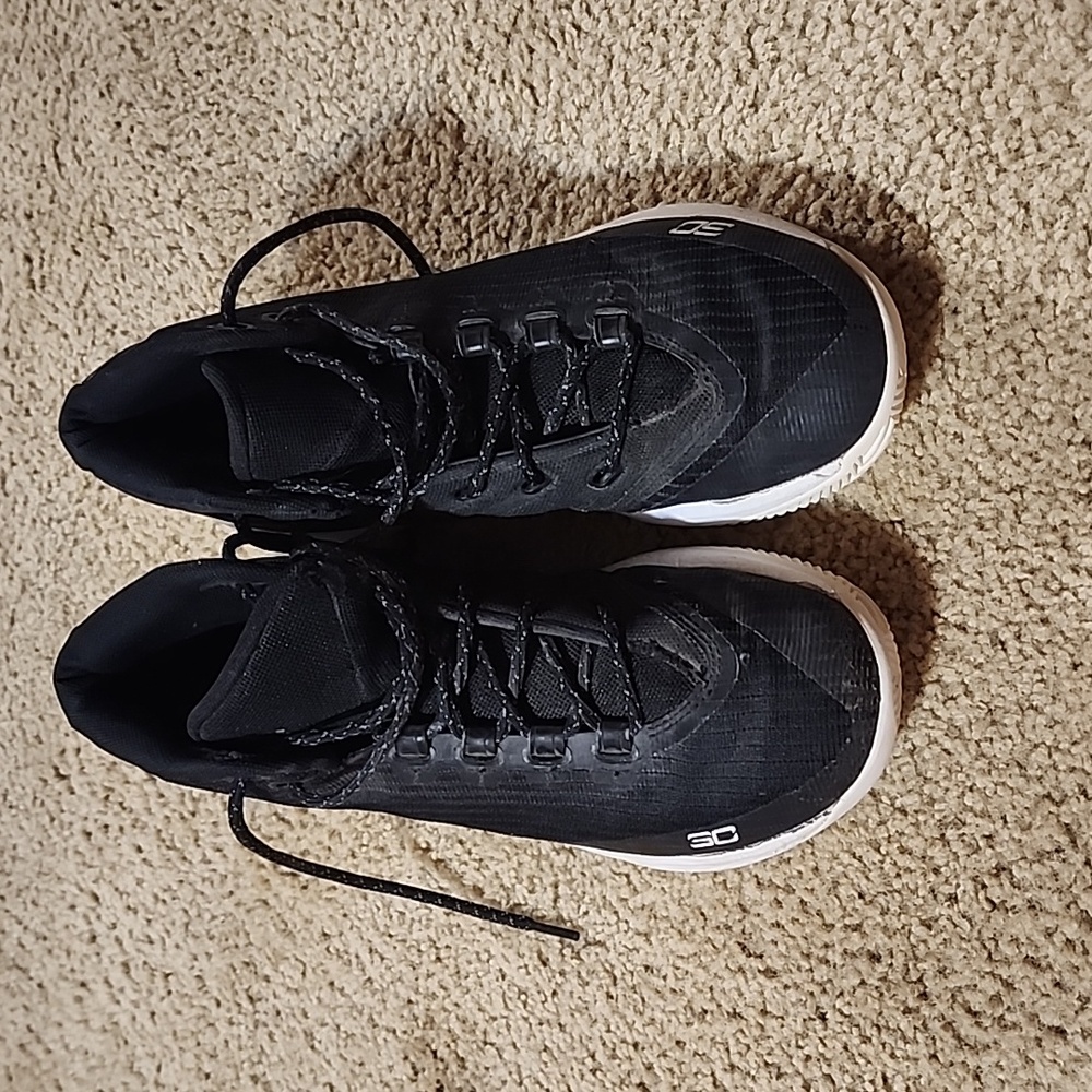 Under armour basketball shoes! - Picture 2 of 6